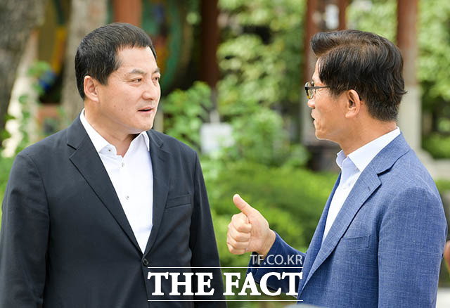 박대출 자유한국당 의원(왼쪽)과 김문수 전 지사
