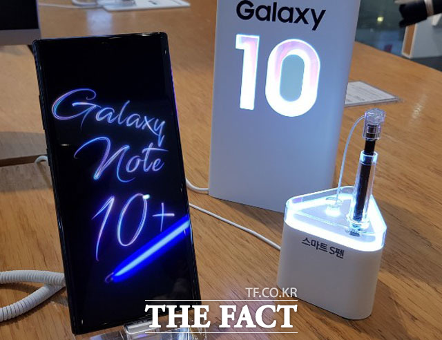 17일 삼성전자에 따르면 하반기 전략 스마트폰 갤럭시노트10의 국내 판매량이 역대 가장 빠른 속도로 100만대를 돌파했다. /이성락 기자