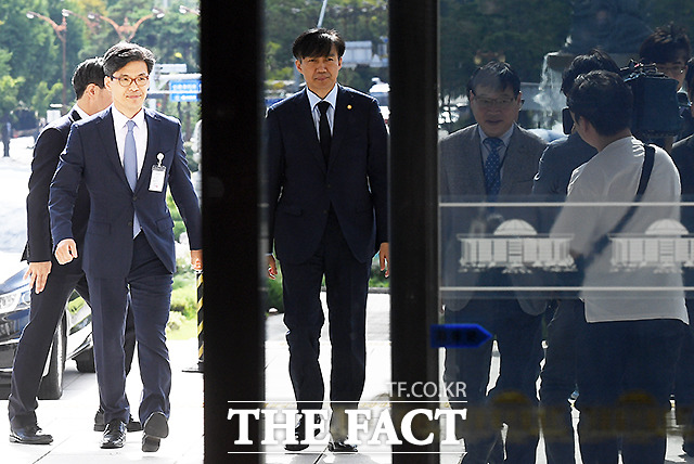 조국 법무부 장관이 17일 오전 서울 여의도 국회를 찾아 더불어민주당 이해찬 대표와 이인영 원내대표, 문희상 국회의장을 예방했다. /이새롬 기자