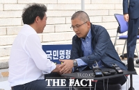 [TF포토] '단식' 이학재 위로하는 황교안