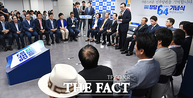 이해찬 더불어민주당 대표가 18일 오전 서울 여의도 더불어민주당사에서 열린 창당 64주년 기념식에 참석해 인사말을 하고 있다. /이새롬 기자