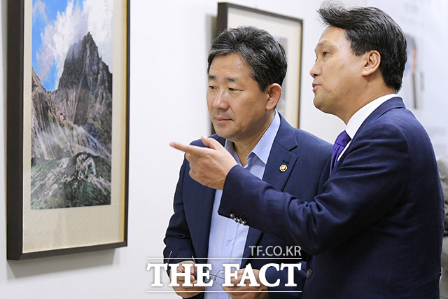 안민석 국회 문화체육관광위원회 위원장(오른쪽)과 전시 관람하는 박 장관