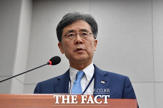 김현종 국가안보실 제2차장이 18일 강경화 외교부 장관과 언쟁을 벌인 것과 관련해 제 덕이 부족했던 것 같다며 사실상 사과했다. /남윤호 기자