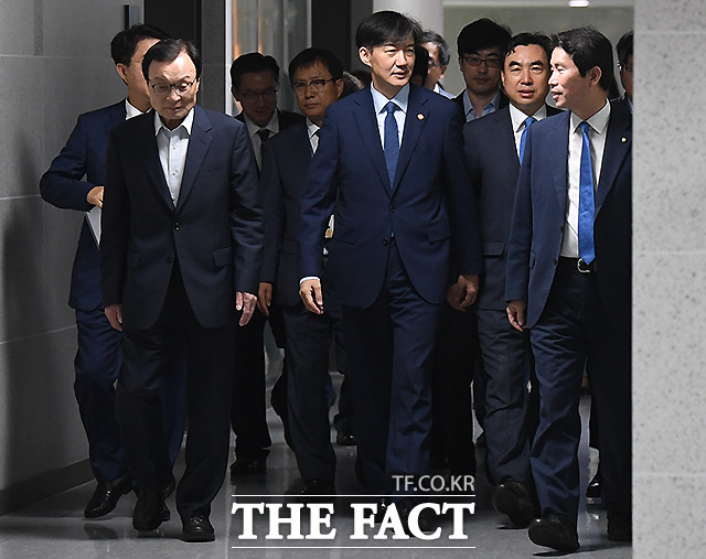 조국 법무부 장관 취임 10일째, 여야 정치권의 갈등의 골은 더욱더 깊어지는 모양새다. 18일 국회에서 검찰·사법개혁과 법무개혁 방안 등을 논의하기 위한 당정협의회에 참석한 이해찬 대표와 조국 법무부 장관, 이인영 원내대표(왼쪽부터). /국회=이새롬 기자