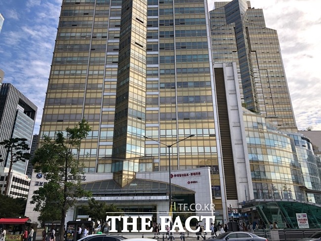 노동위원회의 명령에도 불구하고 회사 직원을 원직에 복직시키지 않고 있던 롯데주류가 이 직원을 원직에 복직시키기로 결정했다. 롯데주류 측은 18일 17일 부로 이 직원을 원직 복직시켰으며, 임금상당액도 이번 달 급여 일에 맞춰 지급하기로 했다고 밝혔다. 사진은 롯데주류 본사가 위치한 잠실 롯데캐슬골드의 모습. /신지훈 기자