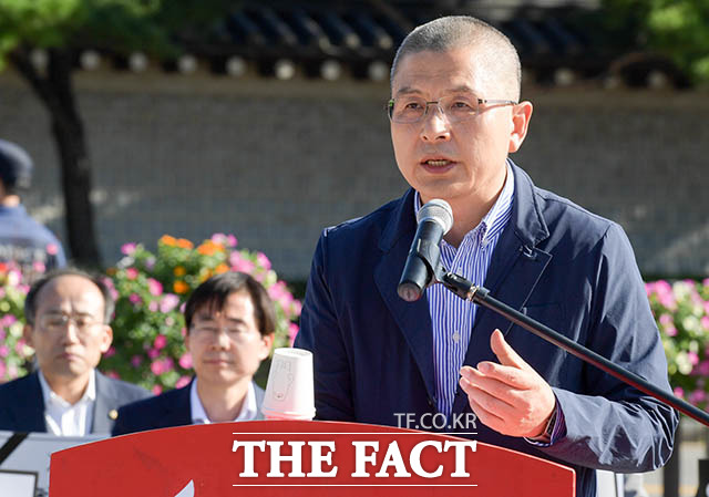 황교안 자유한국당 대표는 18일 청와대 분수대 앞에서 열린 최고위원-중진의원 연석회의에서 조 장관의 파면을 촉구했다. /김세정 기자