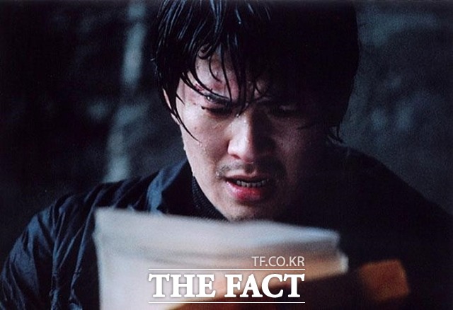 한국 강력범죄 사상 최악의 미제사건 중 하나인 화성연쇄살인사건의 용의자가 33년 만에 무기수로 복역 중인 이춘재로 특정됐다. 사진은 영화 살인의 추억에서 유력 용의자의 유전자 감식 결과를 확인하는 서태윤 형사(배우 김상경)의 모습. /네이버 영화 제공