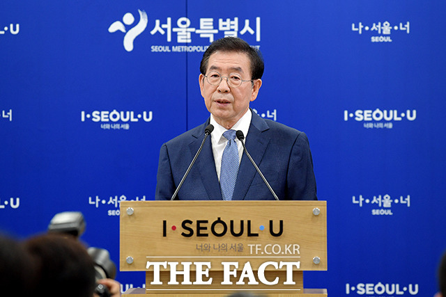 박원순 서울시장이 19일 오전 서울 중구 서울시청에서 광화문광장 재구조화 사업 관련 긴급 기자화견을 하고 있다. /이선화 기자