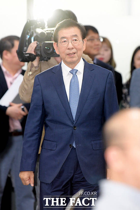 브리핑룸으로 입장하는 박원순 서울시장