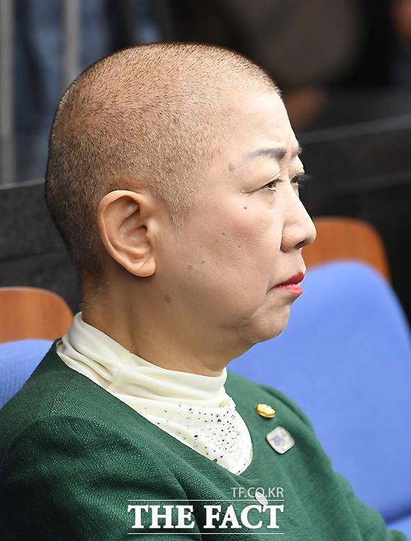 자유한국당 첫 여성 삭발, 박인숙 의원