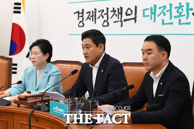 이날 회의에 참석한 의원들은 모두 손 대표를 향해 망가져도 너무 망가졌다며 거센 비판의 목소리를 냈다. /남윤호 기자