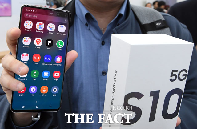 19일 시장조사기관 카운터포인트에 따르면 올해 2분기 국내 스마트폰 시장에서 삼성전자의 시장 점유율이 70%에 달하는 것으로 나타났다. 사진은 상반기 출시작 갤럭시S10 5G. /임영무 기자