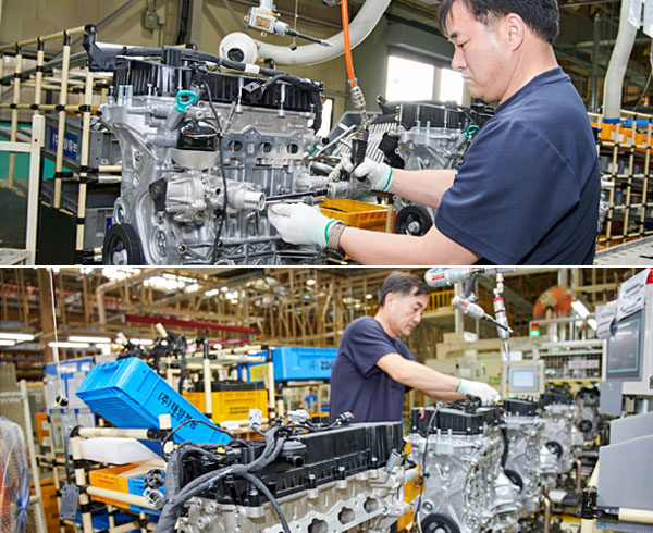 쌍용자동차 창원공장 직원이 엔진 부품을 조립하고 있다. /쌍용자동차 제공