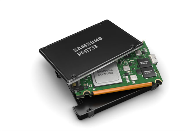 삼성전자는 3대 혁신 소프트웨어 기술을 적용한 역대 최고 성능의 PCIe Gen4 SSD 19종을 출시한다고 19일 밝혔다. 사진은 초고용량 SSD 2.5인치_U.2. /삼성전자 제공