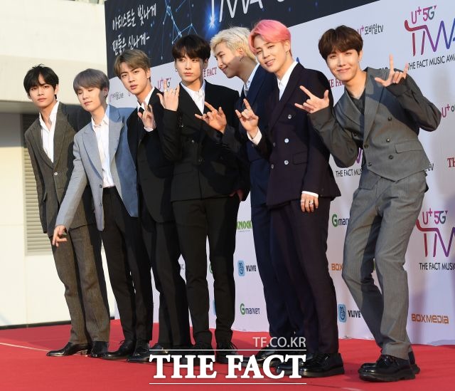 넷마블이 모바일 신작 BTS월드에 두 번째 공식 콘텐츠 업데이트를 적용했다. 사진은 방탄소년단의 U⁺5G 더팩트 뮤직 어워즈 참석 당시 모습. /더팩트 DB