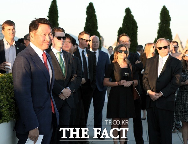 최태원 회장(왼쪽 첫 번째)이 SK의 밤 행사에서 참석자들과 함께 캐런 켈리 미국 상무부 차관의 축사를 듣고 있다.