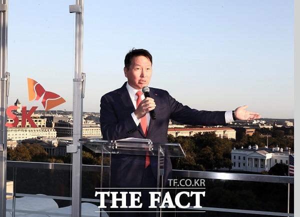 최태원 SK그룹 회장이 현지 시간으로 19일 오후 워싱턴 DC에 있는 SK워싱턴 지사에서 열린 SK의 밤 행사에 참석해 사회적 가치 추구를 통한 파트너십의 확장을 강조했다. /SK그룹 제공