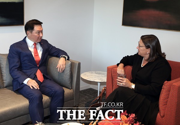 캐런 켈리 미국 상무부 차관과 대화를 나누는 최태원 SK그룹 회장(왼쪽)의 모습