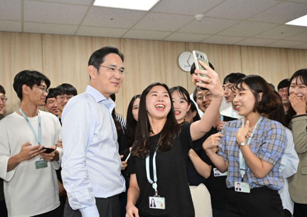 이재용 삼성전자 부회장이 지난달 20일 삼성 청년 소프트웨어 아카데미 광주 교육센터를 방문해 소프트웨어 교육생들과 사진 촬영을 하고 있다. /삼성전자 제공