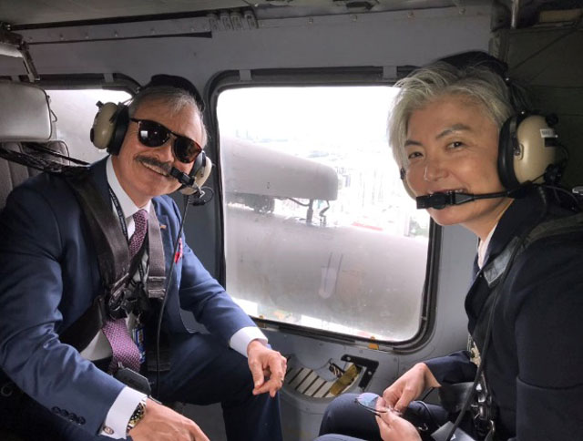해리 해리스 주한 미국 대사(왼쪽)가 강경화 외교부 장관(오른쪽)과 헬리콥터를 타고 이동하는 사진을 자신의 트위터를 통해 공개했다. /해리 해리스 주한 미국 대사 트위터