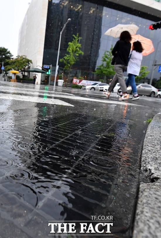 태풍 타파 영향으로 내일까지 강수량은 제주 산지 일부 지역에 많게는 600mm 이상, 영남 동해안에도 500mm 이상의 물폭탄이 쏟아지겠다. /더팩트 DB
