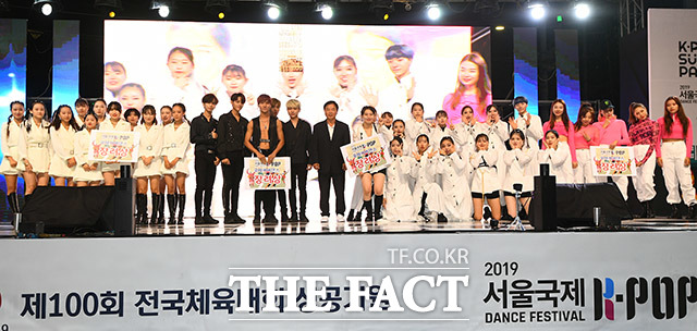 K-POP Dance Award에서 수상한 참가팀들이 기념촬영을 하고 있다.