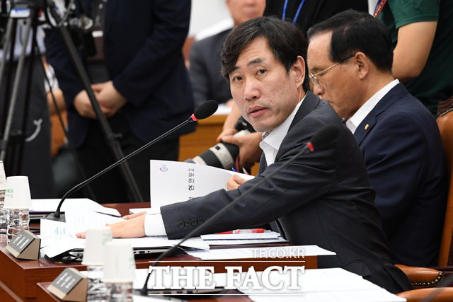 하태경 바른미래당 의원이 심상정 정의당 대표를 비판하며 지금이라도 조국 파면 투쟁에 나서야 한다고 요구했다. /남윤호 기자