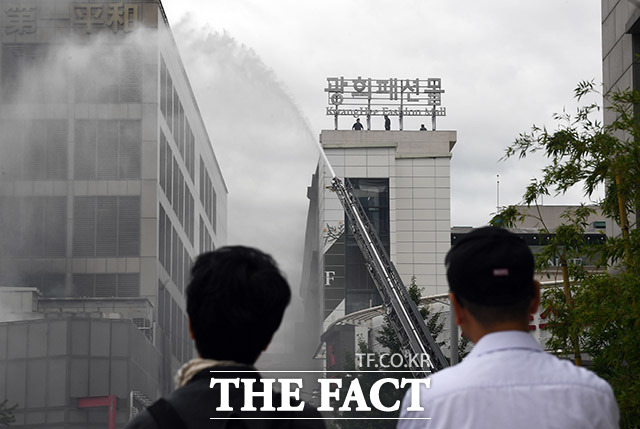 22일 새벽 서울 동대문 평화시장 인근 의류상가 건물에서 화재가 발생해 소방당국이 진화에 나섰다. 이날 발생한 불로 중구 마장1로 양방향이 통제 중이다. /이동률 기자