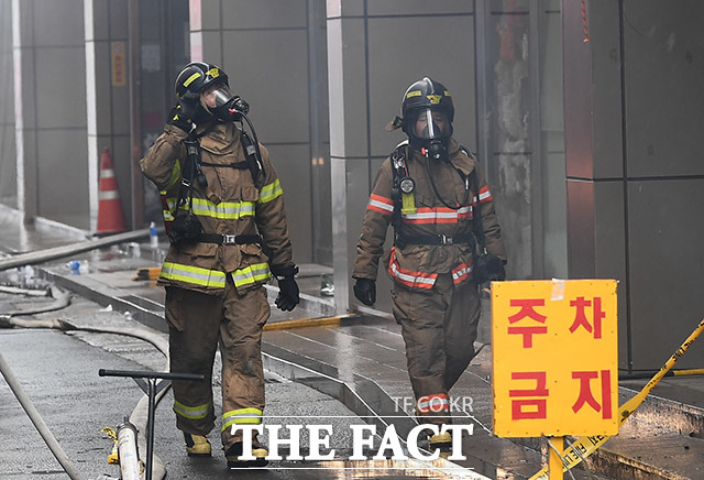 22일 오전 서울 중구 제일평화시장에 화재가 발생한 가운데 소방관들이 화재현장을 살펴보고 있다. /이동률 기자