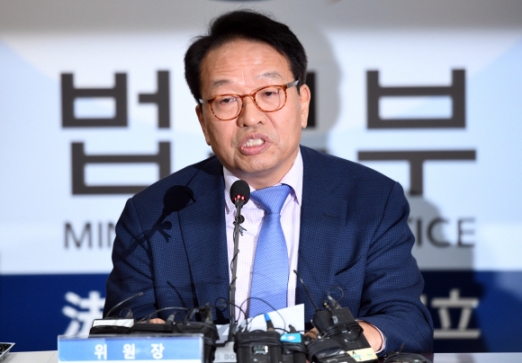 2017년 경기도 과천시 정부과천청사 법무부에서 법무·검찰개혁위 한인섭 위원장이 법무·검찰 개혁의 핵심 과제 중 하나인 ‘공수처 신설’과 관련 권고안을 발표하고 있다. /서울신문 제공