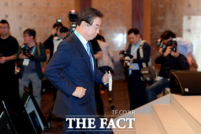 개회사를 위해 무대에 오르는 박 시장