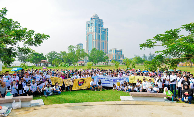 대한항공 직원들과 자원봉사자들이 지난 21일 말레이시아 코타키나발루 해안에서 환경 보호 활동을 펼친 뒤 기념촬영을 하고 있다. /대한항공 제공