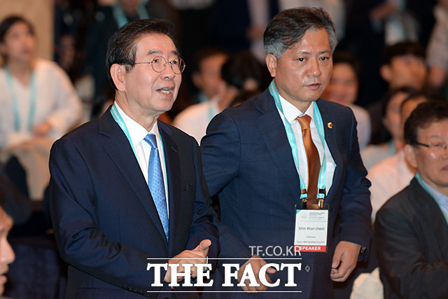 2019 서울 국제 도시회복력 포럼 참석하는 박원순 서울시장(왼쪽)과 신원철 서울시의회 의장