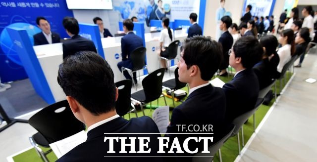 한국경제연구원이 지난해 임금금로자 연봉을 분석한 결과, 평균 연봉은 3634만 원인 것으로 나타났다. 사진은 금융권 채용박람회에서 구직자들이 면접을 기다리는 모습 /더팩트 DB