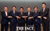 [TF포토] 정책토론회에 앞서 기념촬영하는 박용만-은성수-민병두