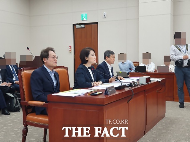 국회 교육위원회가 24일 전체회의를 열고 단계적 고교무상교육 실시에 대한 내용을 담은 초·중등교육법 개정안과 지방교육재정교부금법 개정안을 의결했다. 왼쪽부터 조희연 서울시 교육감, 유은혜 교육부 장관 겸 사회부총리, 박백범 교육부 차관이 이날 회의에 참석한 모습. /국회=허주열 기자