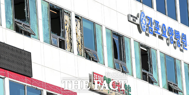 화재가 발생한 김포의 한 요양병원. 유리가 모두 깨진 참혹한 현장.