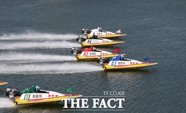 최근 거의 매 회차마다 플라잉 위반자가 속출하며 미사리 경정호에 플라잉 경계령이 내려졌다. 사진은 경정 경주 스타트의 모습. /경륜경정총괄본부 제공