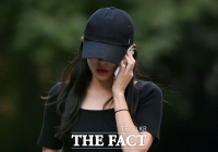 [TF포토] 자택 나서는 조국 딸 조 모씨