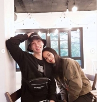  전민지, 조권과 우정 사진…'빨리 전역하자'