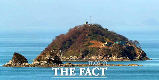 24일 오전 인천 강화군 서도면 말도리에서 바라 본 함박도에 북한의 군 시설이 보이고 있다.