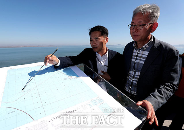 국방부 관계자들이 함박도 위치에 대해 설명하고 있다.