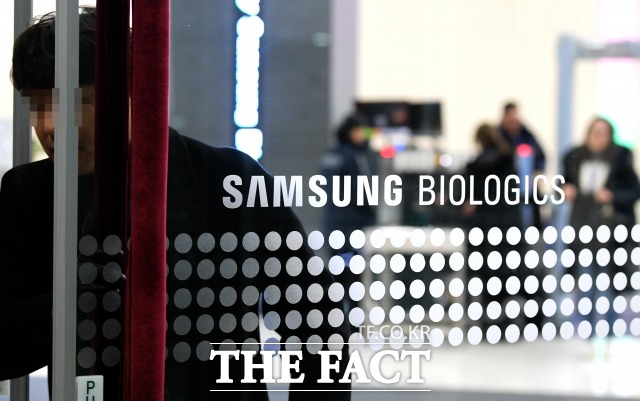 삼성바이오로직스의 고의 분식회계 의혹과 관련해 증거인멸 의혹을 받는 임직원 8명의 정식 재판절차가 시작됐다. 사진은 검찰이 압수수색에 나선 2018년 인천시 연수구 송도바이오대로 삼성바이오로직스 로비. /이선화 기자