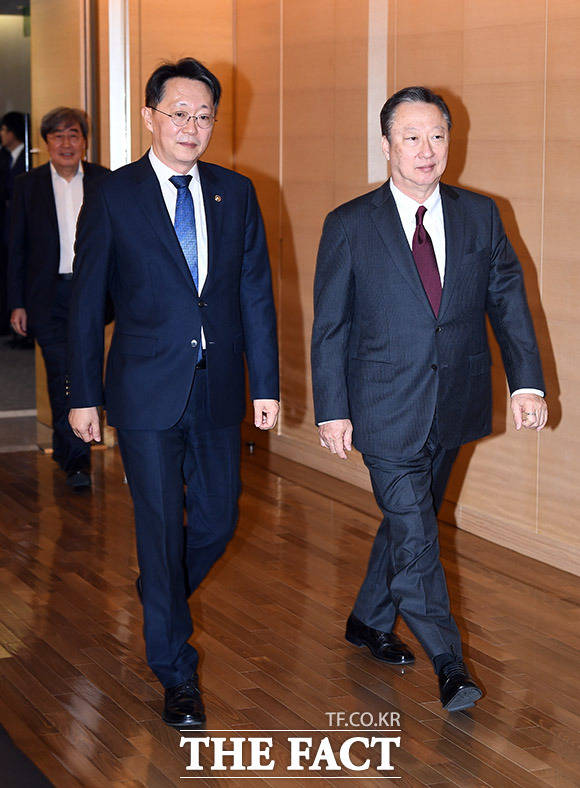 입장하는 김현준 국세청장(왼쪽)과 박용만 대한상의 회장