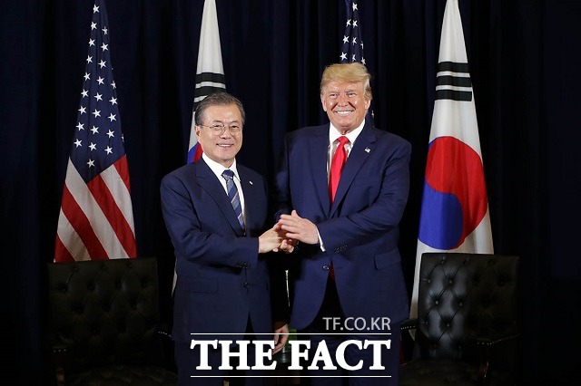 청와대는 25일 한미 정상회담에서 도널드 트럼프 대통령이 질문을 독식해 문재인 대통령에게 결례를 범했다는 일부 기사에 대해 강한 유감을 표명했다. 23일(현지시간) 뉴욕 인터콘티넨털 바클리 호텔에서 악수하는 한미 정상. /청와대 제공