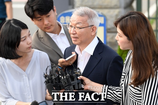 사법농단 의혹 정점으로 지목돼 구속 상태로 재판을 받은 양승태 전 대법원장이 보석을 허가받은 22일 오후 경기도 의왕시 서울구치소를 나서고 있다./남용희 기자