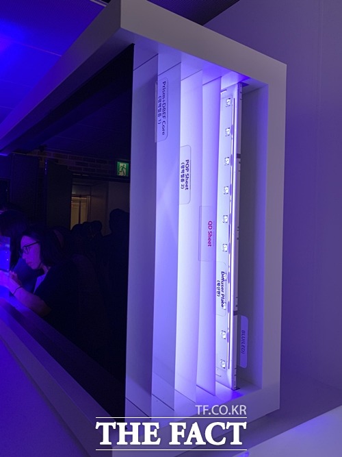 LG전자는 지난 17일 오전 진행한 8K TV 기술설명회에서 삼성전자 제품을 분해하며 자사 제품이 유일하게 백라이트가 없는 8K TV라는 점을 강조한 바 있다. /최수진 기자