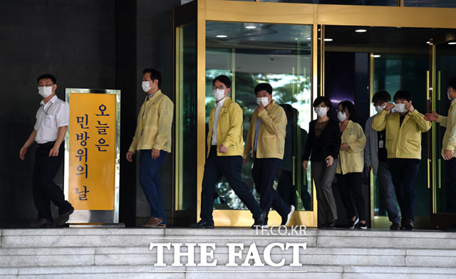 민방위 대피훈련이 진행중인 서울정부청사에서 직원들이 신호와 함께 직접 대피하고 있다.