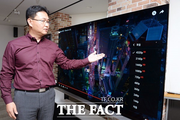 LG전자가 자사 8K TV 구매 고객 대상으로 8K 영상재생 기능 지원을 위한 별도 장치인 업그레이더를 연내 무상으로 제공할 계획이라고 25일 밝혔다. 이강원 LG전자 TV소프트웨어플랫폼개발실장이 서울 여의도 LG트윈타워에서 LG 시그니처 올레드 8K를 통해 유튜브 사이트의 8K 영상재생 기능을 시연하고 있다. /LG전자 제공