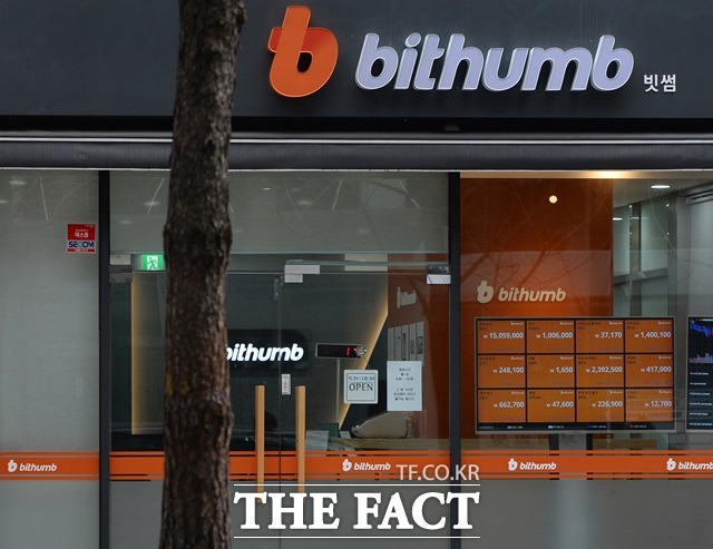 비트코인 등 가상화폐 시세가 급락한 영향으로 가상화폐 관련 종목들이 25일 장 초반 하락세를 보이고 있다. /더팩트 DB